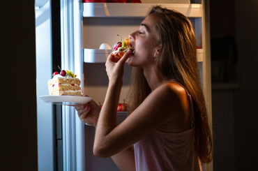 A hűtőből az asztalra Főétel a hűtőből