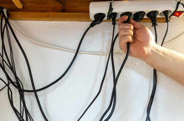 Kábelek elrejtése az asztal alatt