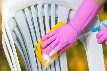 Fehér műanyag szék takarítása