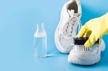 Olajfoltos fehér cipő