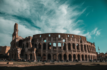 Olaszország bővelkedik gyönyörű helyekkel – egyszerűen nem lehet megunni. Nem csak földrajzilag sokszínű, hanem a kultúrájuk is rendkívül érdekes! Tengerparti városaiból olyan kilátás nyílik, mint sehonnan máshonnan! Éppen ezért összegyűjtöttük a legszebb