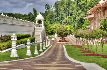 Lejtős kertekre tökéletes megoldás: támfalakkal kialakított rézsű