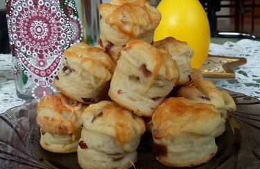 Kacsazsíros, lilahagymás, bacon-ös pogácsa receptje