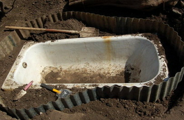 Fürdőkádat ásott el a kertben