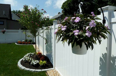 Ilyen kerítést csinálj, hogy ne lásson be a szomszéd a kertbe, udvarra