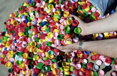 Csodás dolgokat készíthetsz műanyag kupakokból!