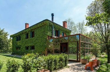 Olasz vidéki ház, amit benövesztettek vadszőlővel