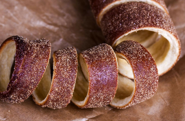 Készítsd el házilag az ízletes kürtőskalácsot!