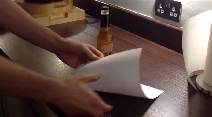 Így nyiss ki egy sörösüveget egy kis darab papírral! Étel és ital trükkök