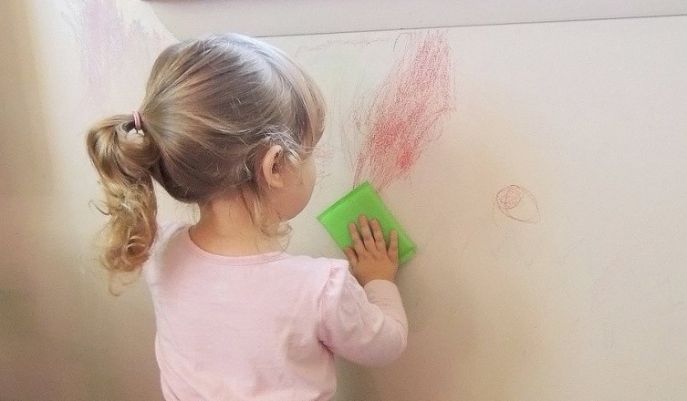 Felejtsd el a festést! Ilyen egyszerűen eltüntetheted a foltokat a falról! Folt a falon