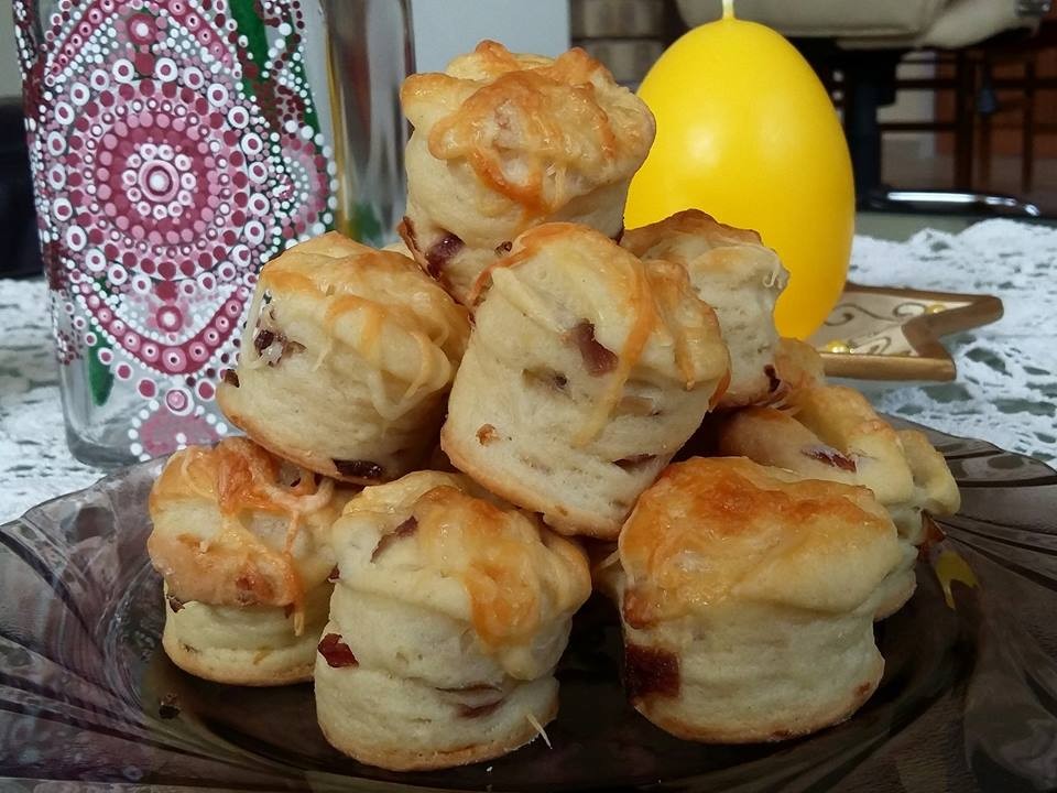 Kacsazsíros, lilahagymás, bacon-ös pogácsa! Valami hihetetlenül finom! Kacsazsíros, lilahagymás, bacon-ös pogácsa receptje