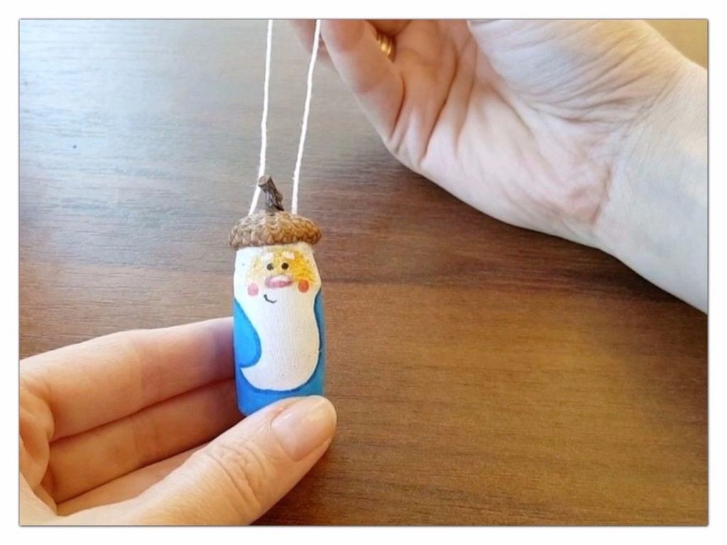 Cuki, mini karácsonyi díszek készítése makkból és parafa dugókból Karácsonyi díszek makkból és parafa dugókból