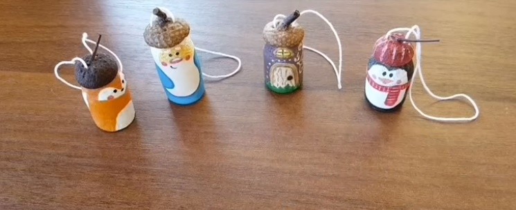 Cuki, mini karácsonyi díszek készítése makkból és parafa dugókból Karácsonyi díszek makkból és parafa dugókból