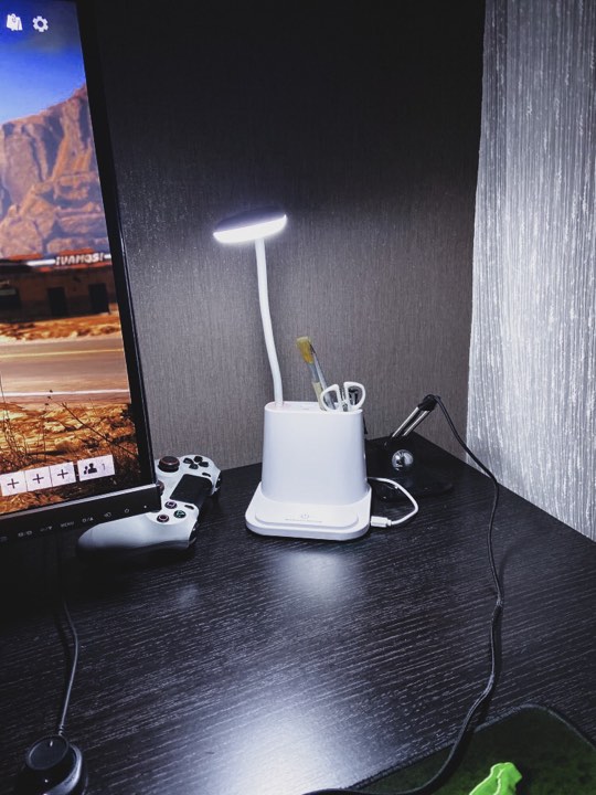 Modern, stílusos lámpa USB csatlakozóval Modern stílusú lámpa