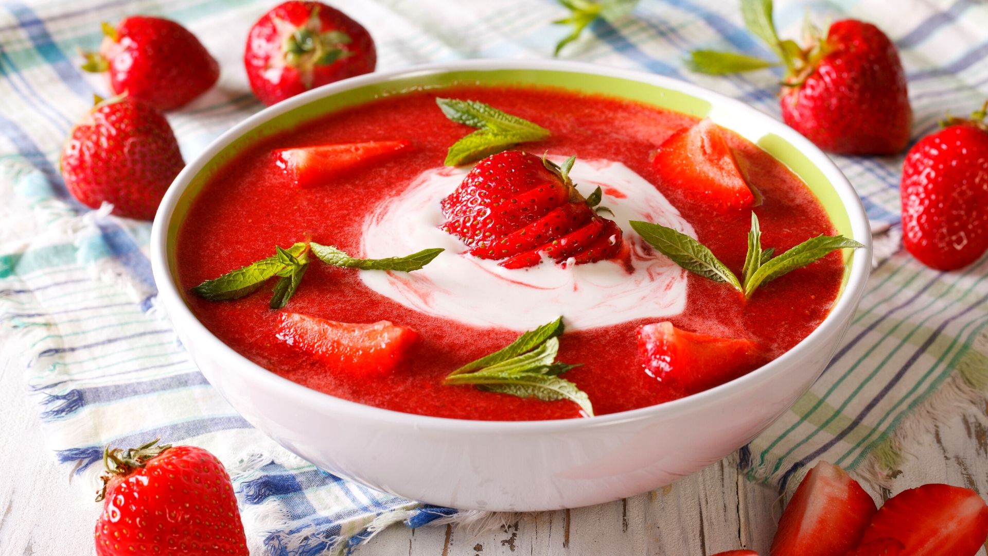 Mennyei hideg eperkrémleves recept Hideg eperkrémleves recept